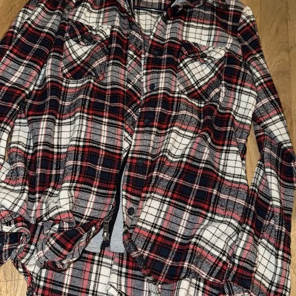 Hooded flannel size medium - Picture 3 of 5
